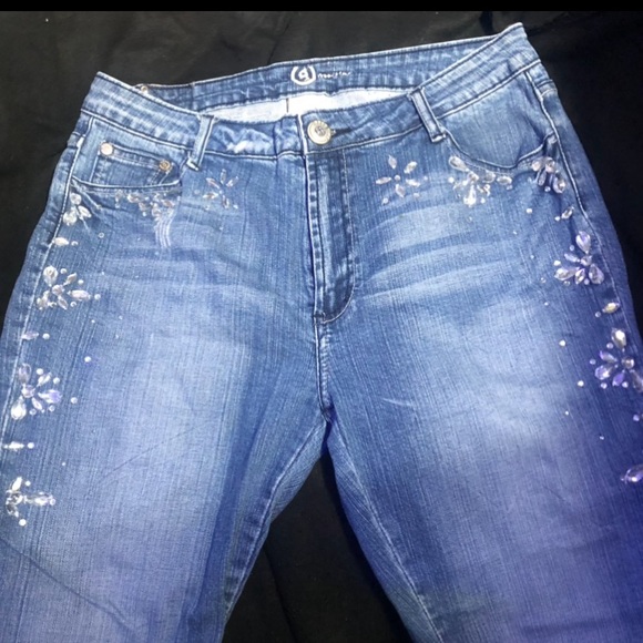 Good Time Capri Jeans with Embellishments - Picture 2 of 5